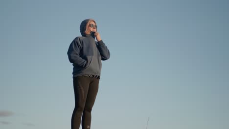 disparo en cámara lenta de una excursionista disfrutando de las vistas en la cumbre de excursiones de la península de benmore