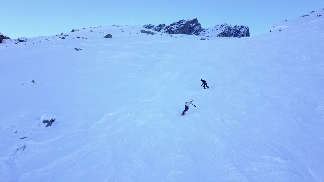 esquiadores y snowboarders en una ladera de montaña nevada