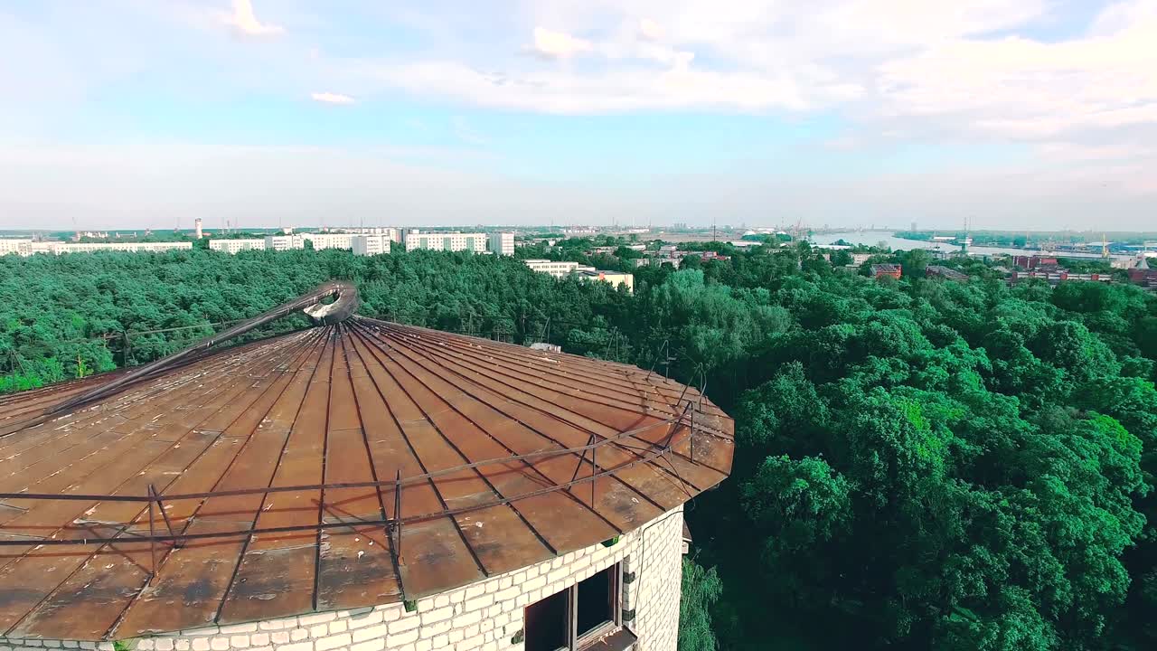 воздушный вид старой советской водонапорной башни