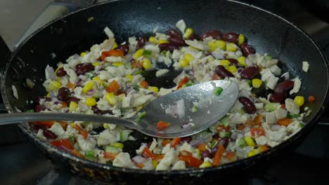 preparando relleno para quesadilla en pan