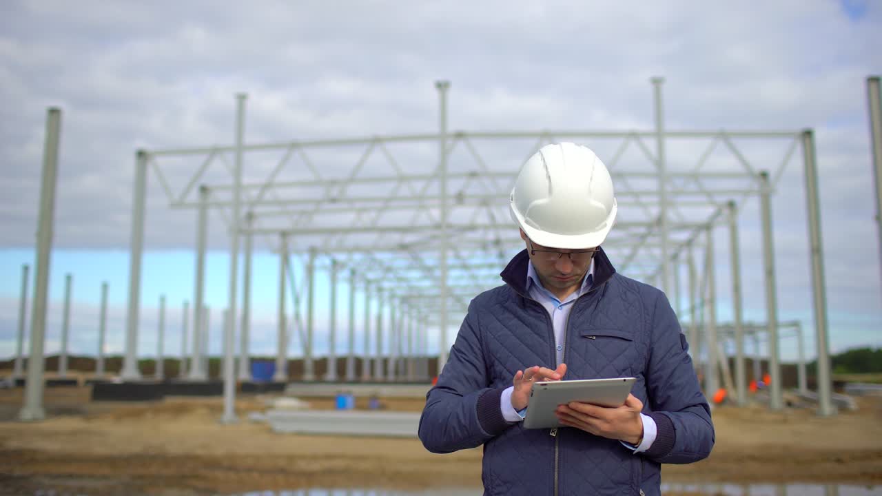 ingeniero de construcción masculino arquitecto supervisor en cascos de seguridad trabajando comprobando la calidad usando computadora portátil, tableta en el sitio de construcción empresario ingenieros arquitectos hombre, tecnologías empresariales 4 k