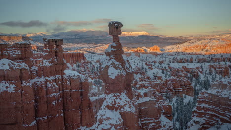 Bryce-Canyon-Nationalpark-Utah-USA-Zeitraffer-Am-Wintertag-Schneebedeckte-Hoodoo-Felsformationen-Und-Wolken-Am-Horizont