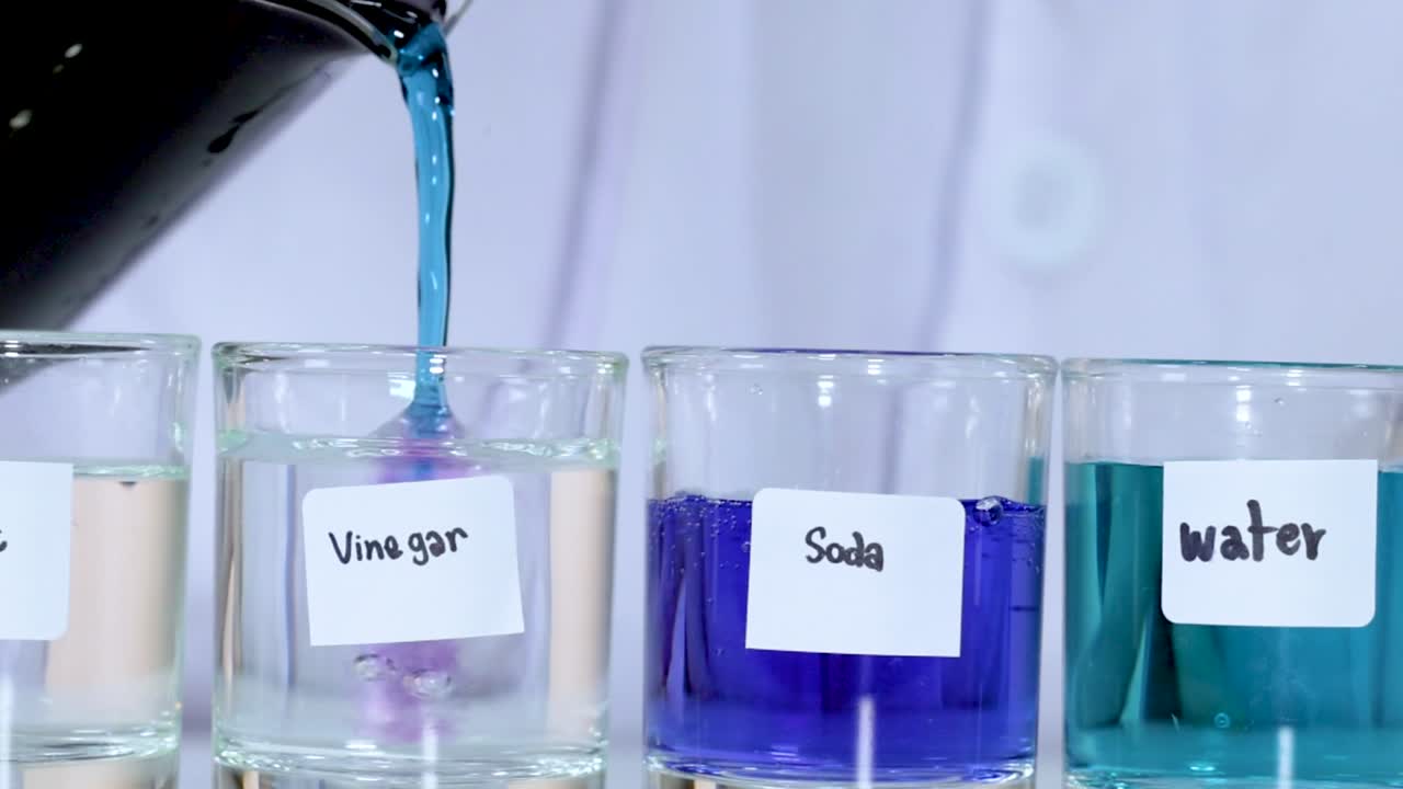 Observe the color transformation when liquid is added to vinegar and soda solutions.