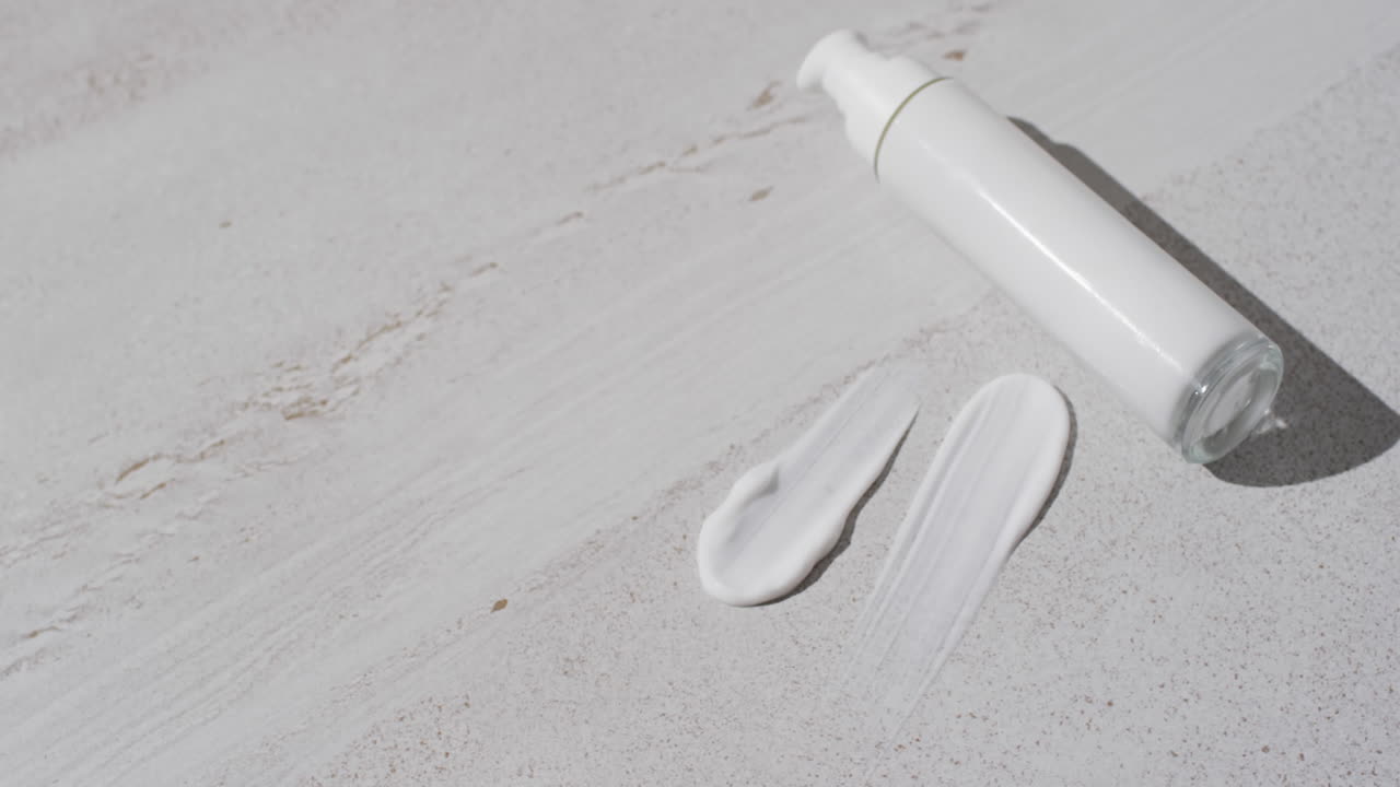 백색 배경에 복사 공간과 함께 미용 제품 튜브 및 크림 얼룩의 비디오