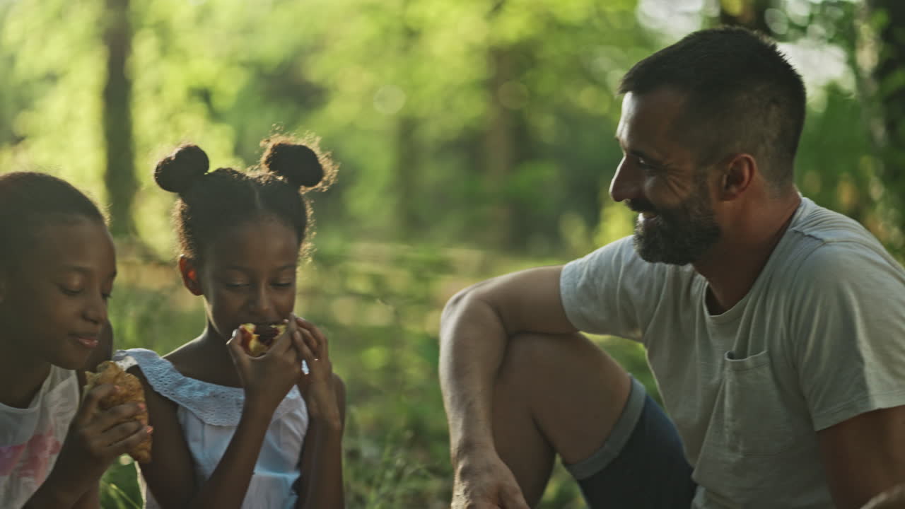 Picnic in famiglia nel parco.
