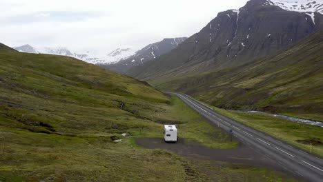 vehículo recreativo en las montañas de islandia con video de drones moviéndose