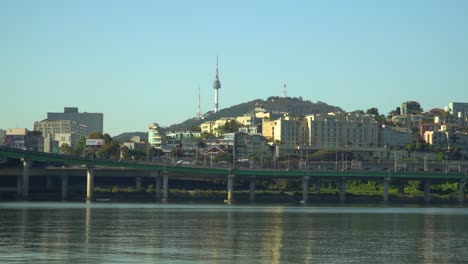 amplia toma del paisaje de seúl del río han y la torre namsan con panorama yongsan