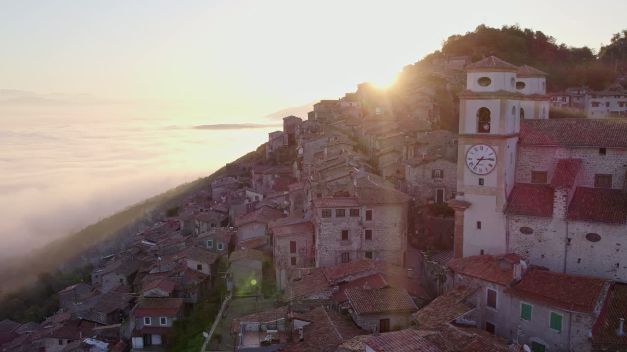 Alba nebbiosa sulla chiesa di Santo Stefano in un sereno paesaggio collinare