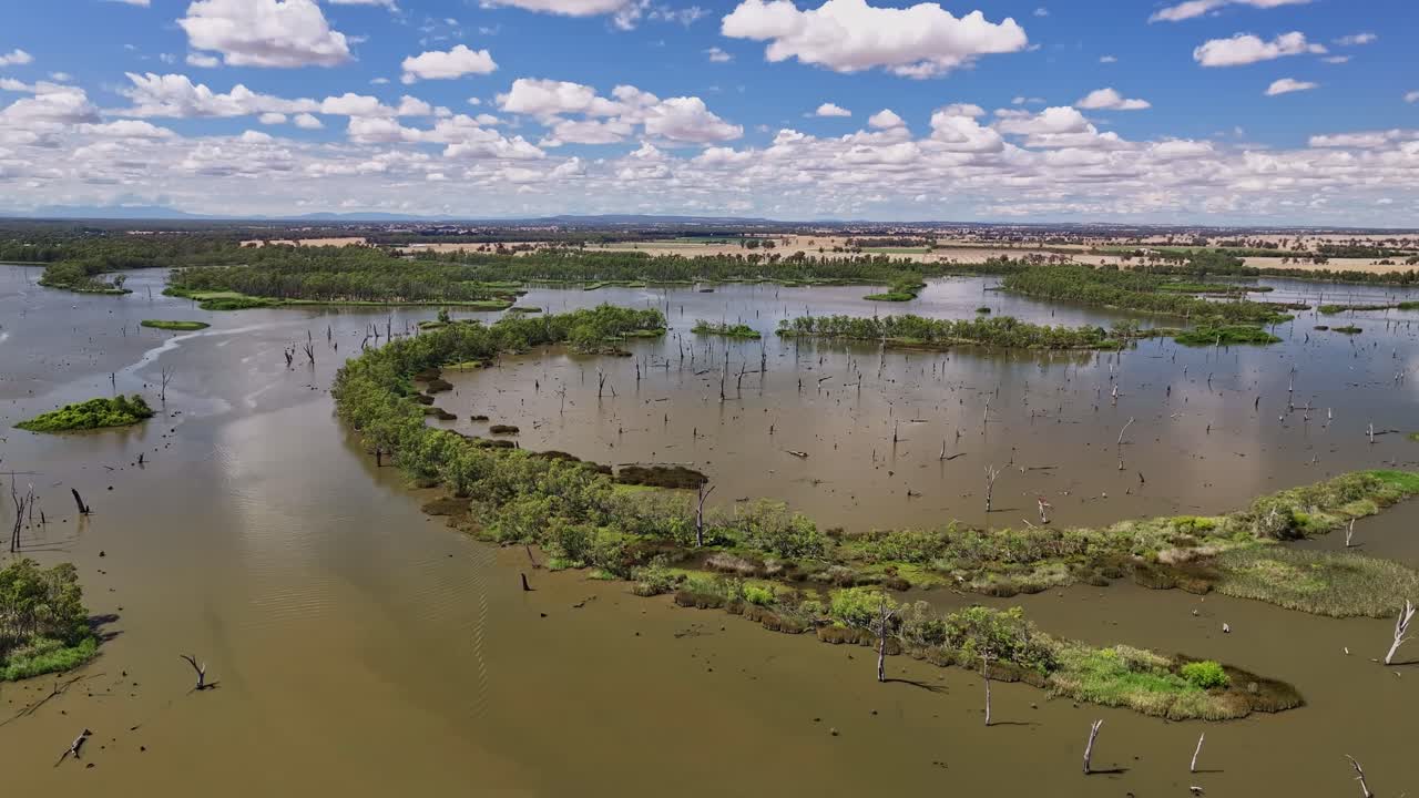 aéreo que se acerca a una línea circular de islas en las aguas del lago mulwala, nsw, australia