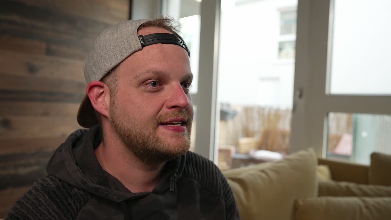 juegos - hombre milenario pierde en un videojuego, pone la mano en la cabeza, cierra