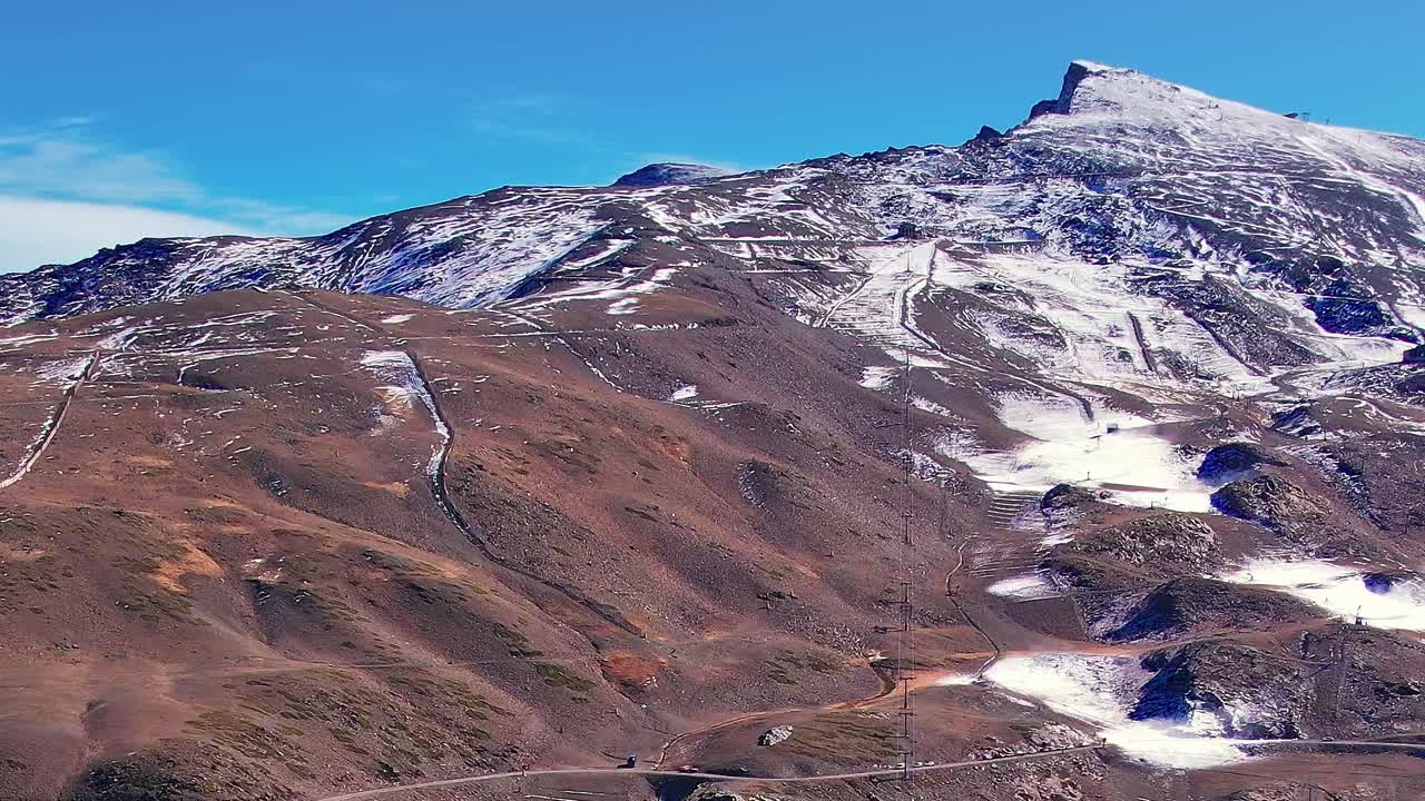Montañas en Granada, España, con nieve y cielo despejado durante el día