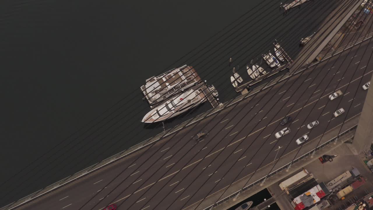 피크 타임과 피크 타임 교통은 서스펜션 브릿지를 통해 시내 지역으로 이동합니다.