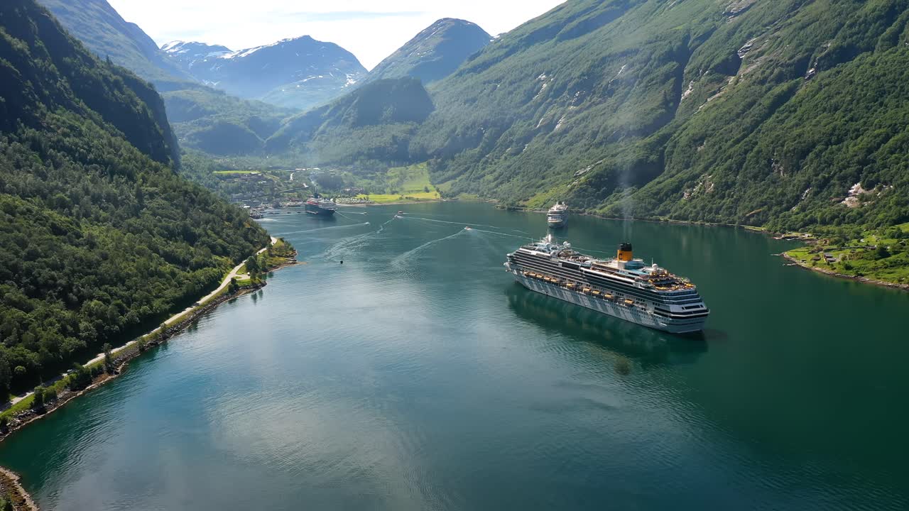 노르웨이 의 게이랑거 피오르드 에 있는 크루즈 선박