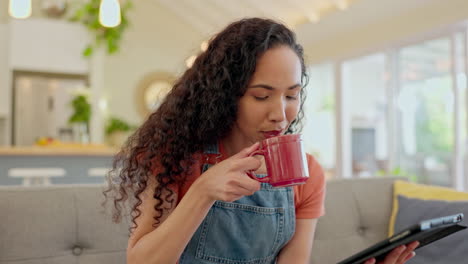 Mujer-Feliz,-Tableta-Y-Café-En-El-Sofá-Del-Salón.