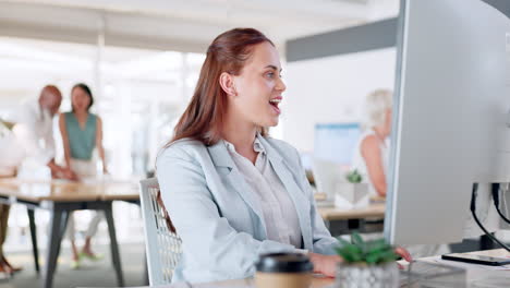 Mujer-De-Negocios,-Computadora-O-Puño-De-éxito