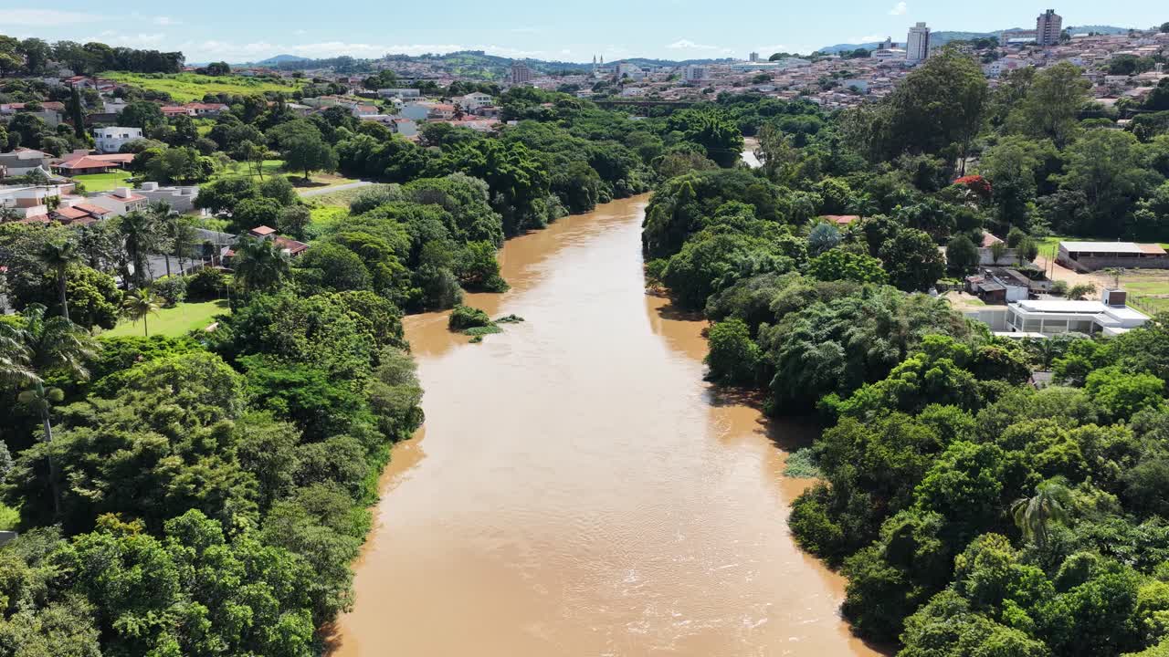 Río Pardo de São José do Rio Pardo en São Paulo, Brasil. Paisaje urbano del centro. Ciudad rural. Iglesia medieval. Hermoso horizonte urbano.