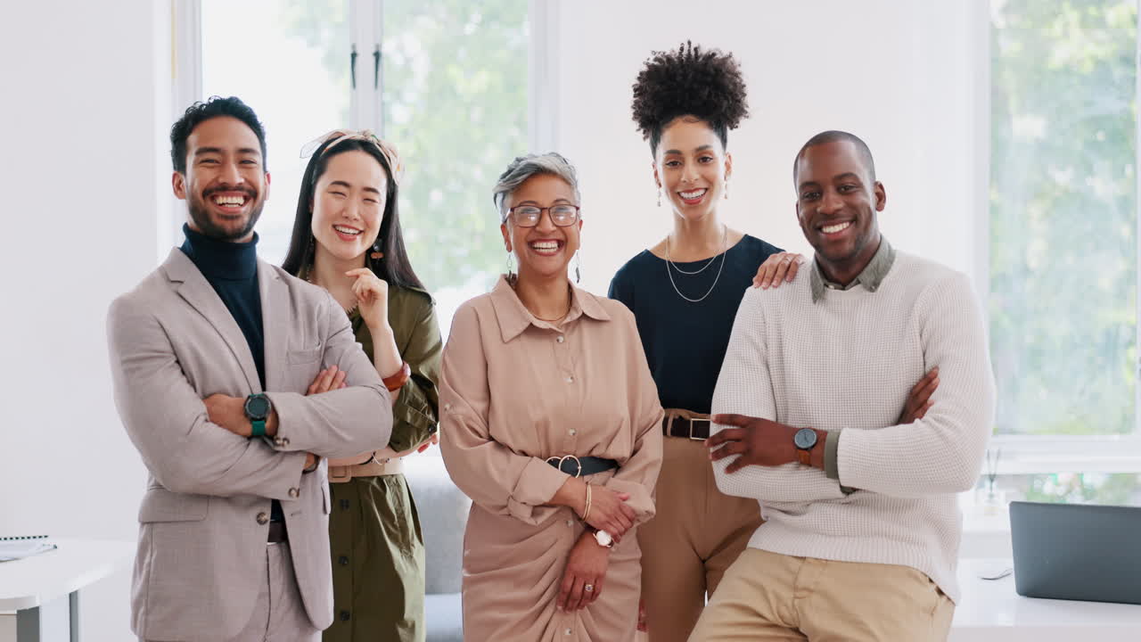 retrato de un grupo de empleados felices con una sonrisa en la hora