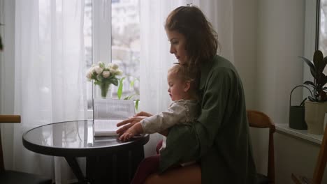 madre y bebé leyendo juntos