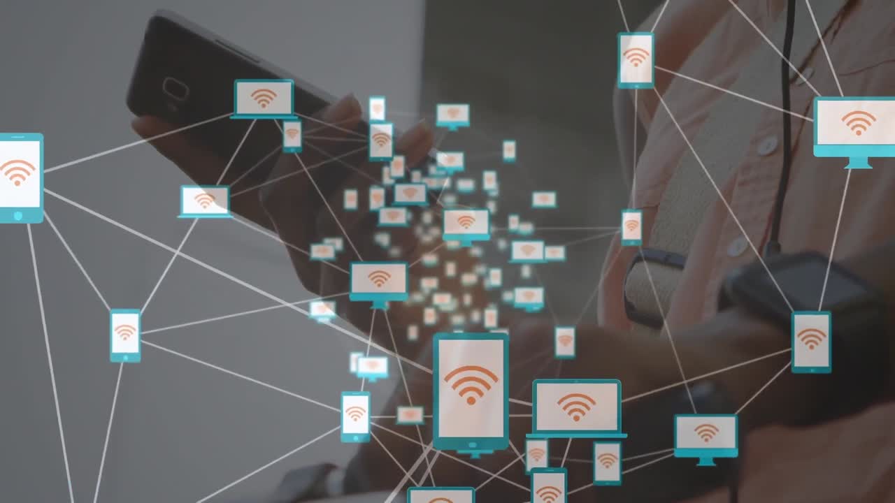 animación del procesamiento de datos sobre una mujer de negocios afroamericana que usa un teléfono inteligente