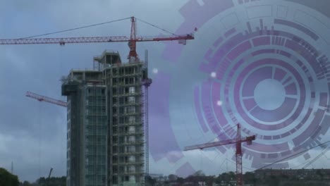 animación de círculos de escaneo que giran en el lapso de tiempo de la grúa en el edificio bajo un cielo nublado
