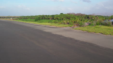 Vista-Aérea-De-La-Densa-Selva-Tropical-En-La-Costa-De-La-Isla-De-Canas.