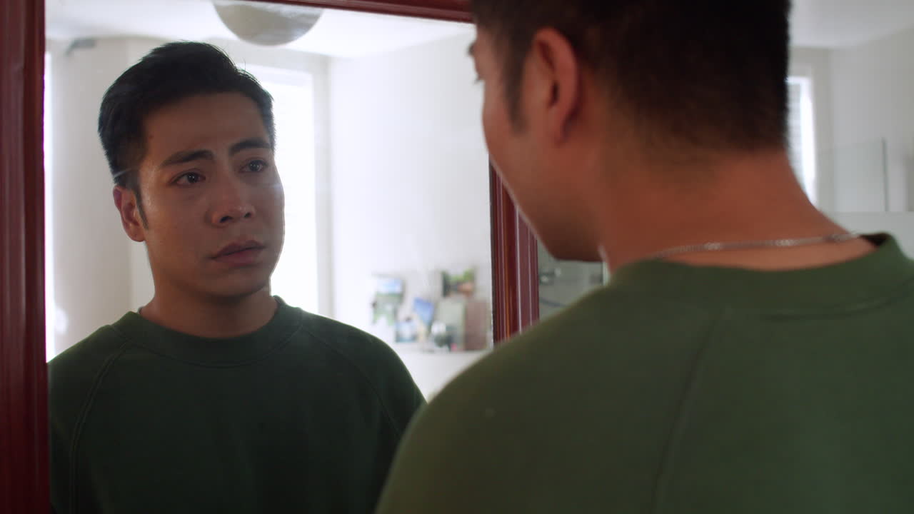 거울 속의 자신의 반사를 바라보는 사람