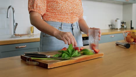 Mujer-Preparando-Cócteles-En-La-Cocina-De-Su-Casa.-Concepto-De-Bebidas-Y-Personas.-Mujer-Joven-Preparando-Cócteles-De-Mojito-De-Fresa-En-La-Cocina-De-Su-Casa.