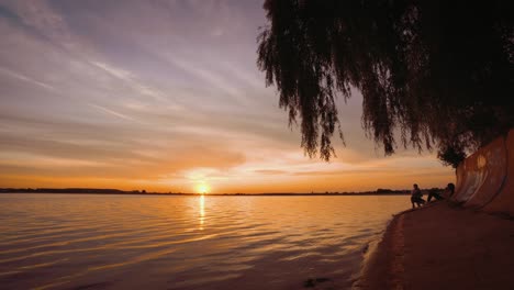 puesta de sol naranja y paisaje de aguas tranquilas