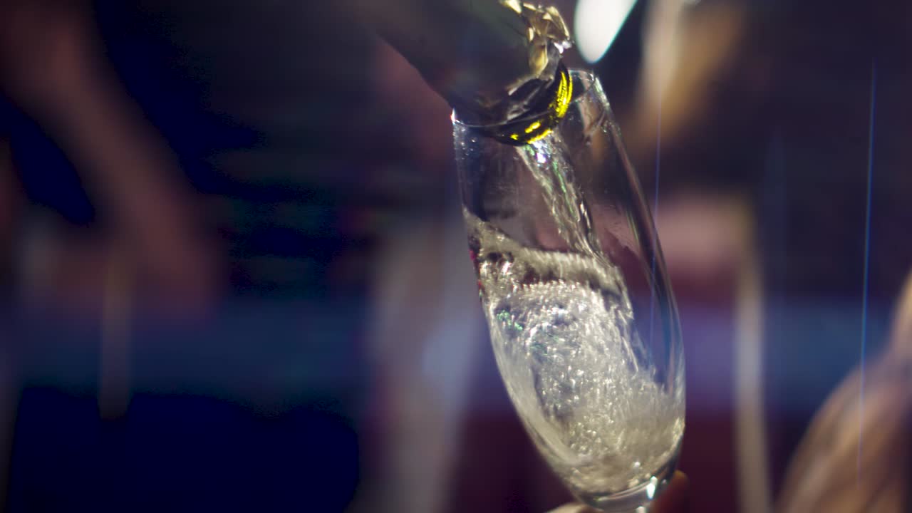 ecu sirviendo champán en cámara lenta
