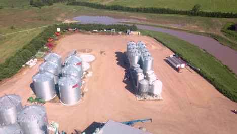 vista aérea de los recipientes de almacenamiento, almacenes, tractores y remolques de una agroindustria de semillas de cobertura en nebraska, ee.uu., pero exporta semillas a todo el mundo-1