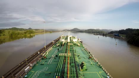 timelapse buque petrolero de proa en tránsito canal de panamá cruzando las esclusas de miraflores amanecer