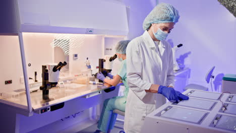 científicos que trabajan en un laboratorio