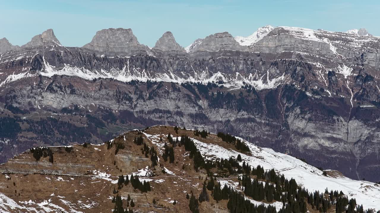 Vista aerea della catena montuosa del Churfirsten sopra il Walensee e il Flumserberg in Svizzera, con imponenti cime alpine come Selun, Brisi e Hinterrugg in uno scenario invernale