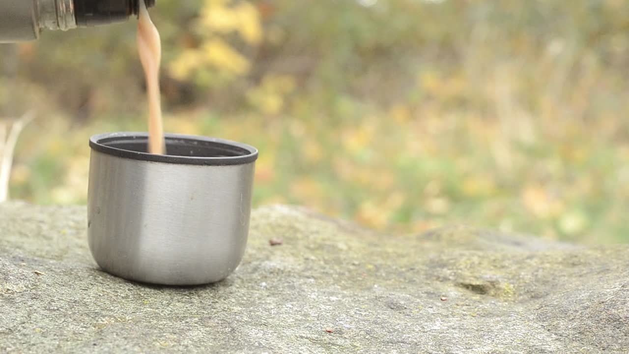 추운 날에 부은 차 한잔