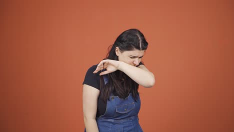 una mujer enferma tose.