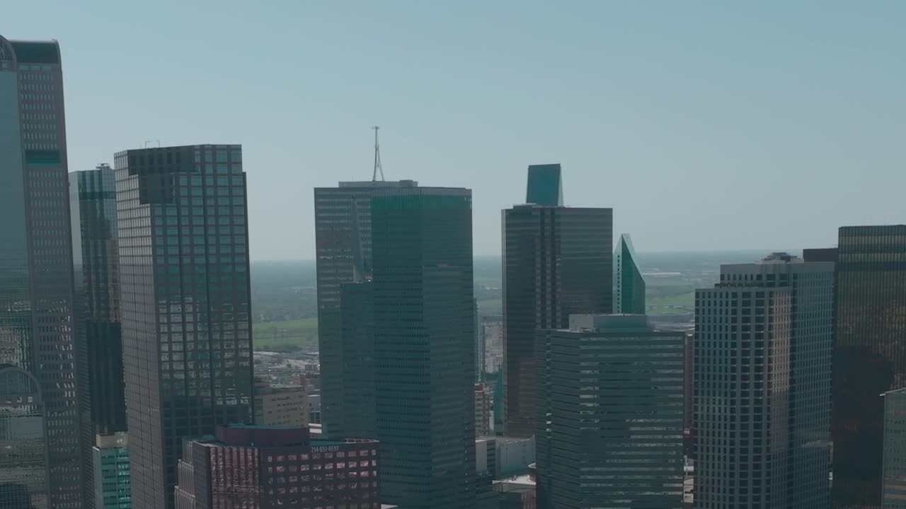 Visão do centro de Dallas do alto, mostrando arranha-céus e céu aberto