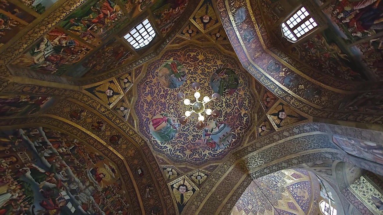 Afrescos intrincados e teto ornamentado da Catedral de Vank em Isfahan.