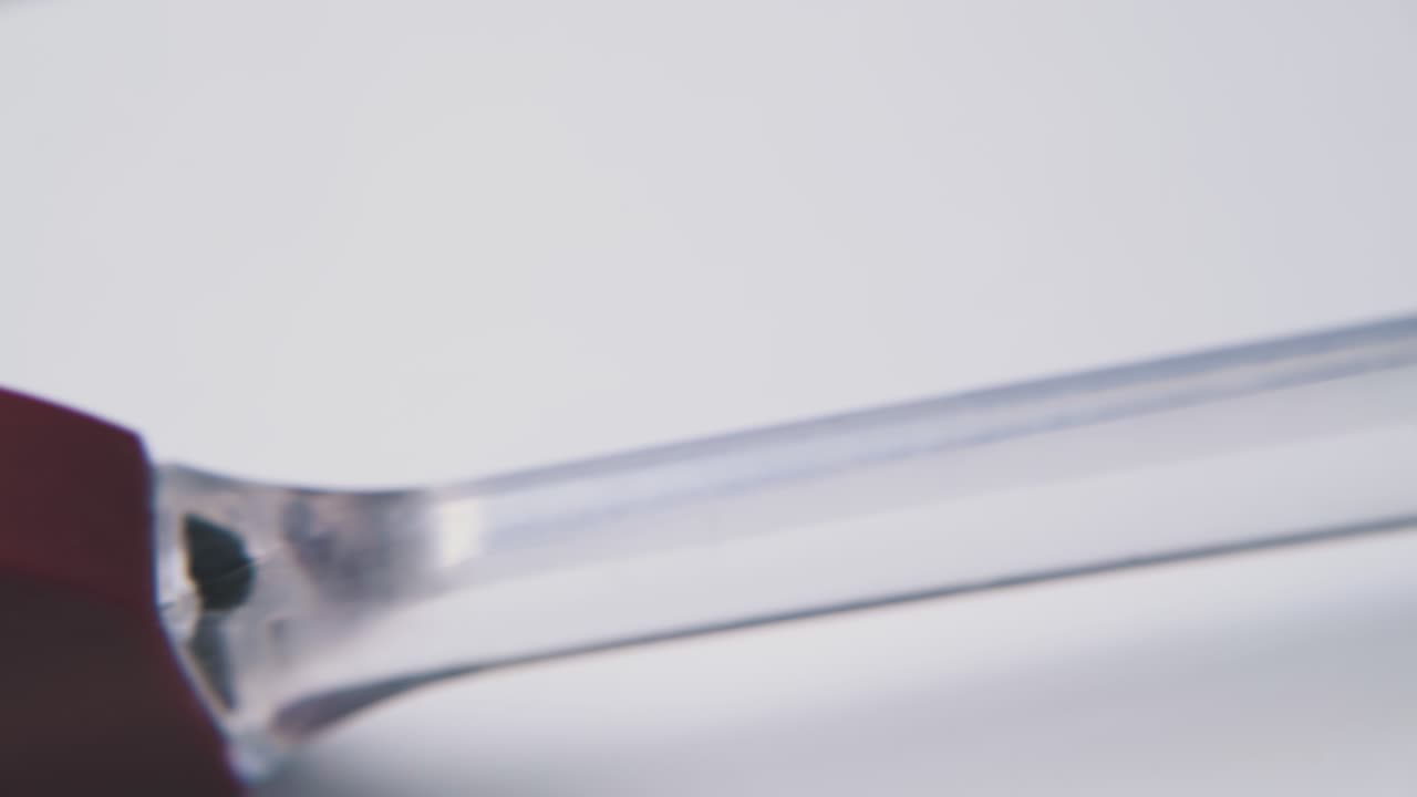 cepillo de cocina de plástico rojo con mango en superficie blanca