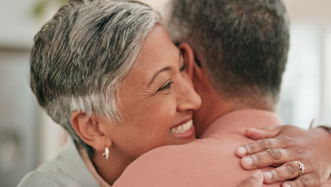 pareja de alto nivel, abrazo y sonrisa en casa por amor