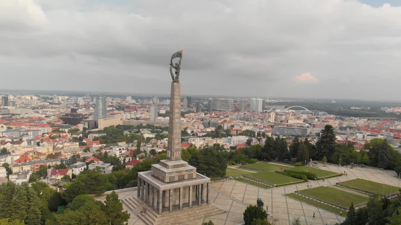 imágenes aéreas de 4k a 100 mbps de slavin en bratislava, europa