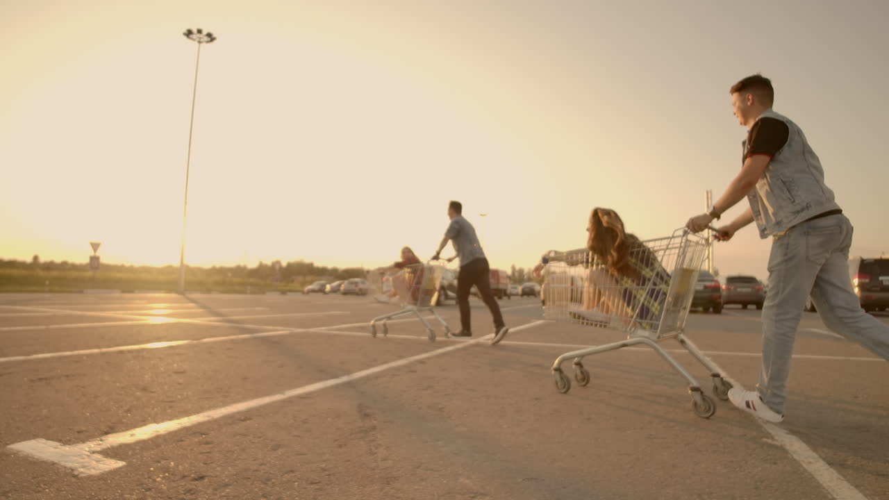 amigos jóvenes divirtiéndose en un carrito de compras. jóvenes multiétnicos jugando con el carrito de tiendas
