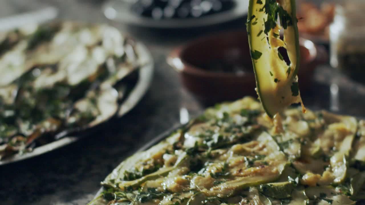 레스토랑 주방 에서 채식주의 피자를 준비 하고 있다