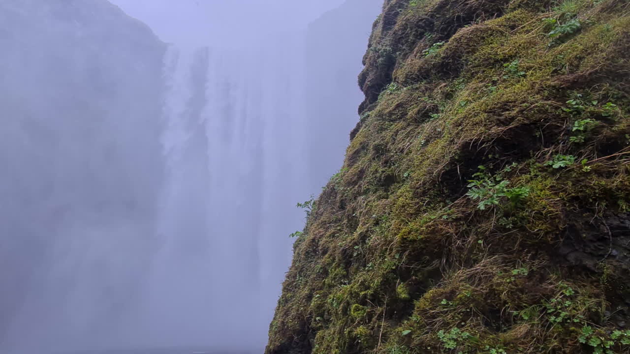 la cascada de skogafoss, en islandia, en un frío y nevado día de primavera, revela una toma