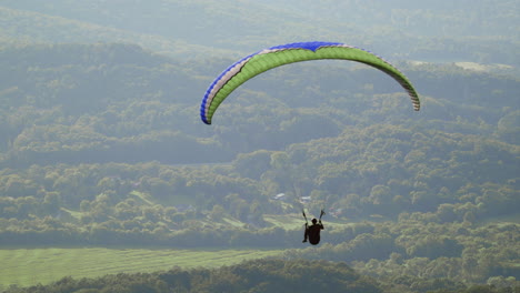 Parapente-Volando-Por-El-Aire,-Solo-Parapente-Flota-Pacíficamente-En-Cámara-Lenta