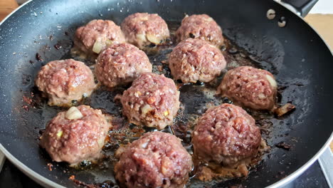 Albóndigas-Cocinándose-Lentamente-En-Una-Sartén-Con-Un-Poco-De-Grasa