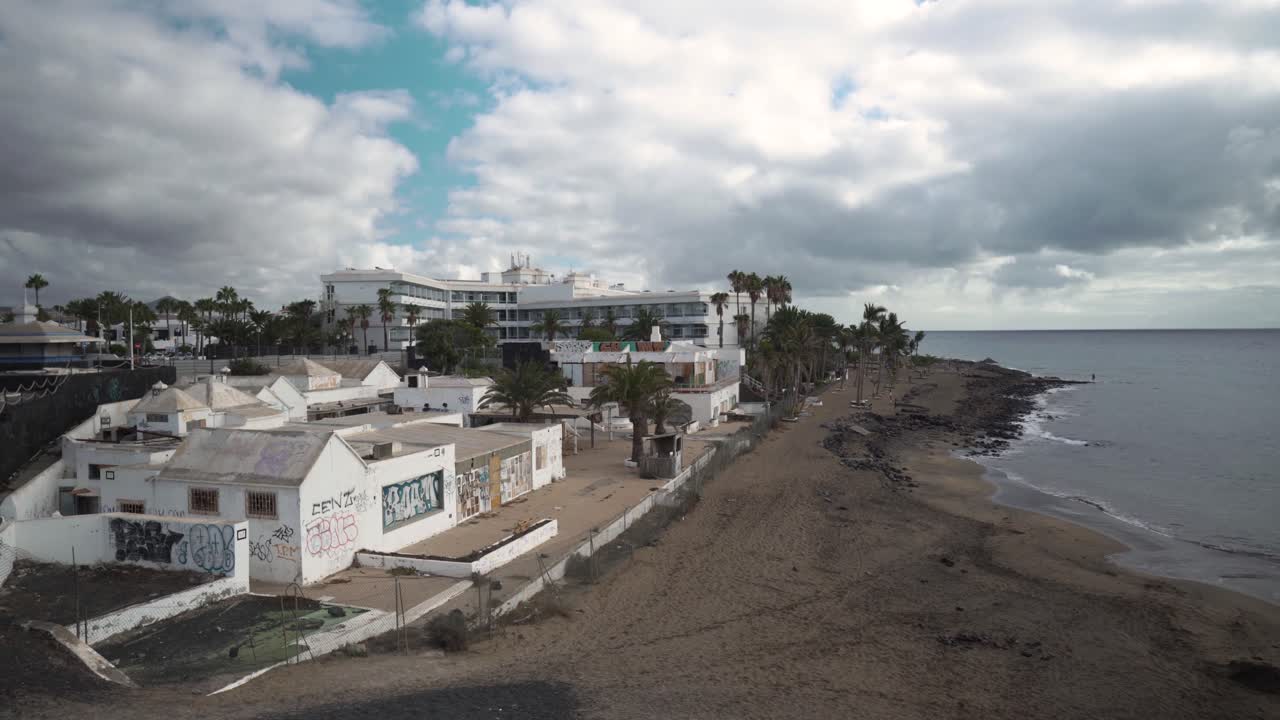 edificios abandonados junto al mar y hotel junto a la playa