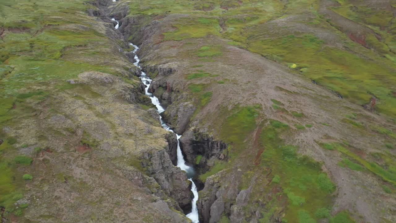 cascadas en islandia que están apiladas con video de drones inclinándose hacia arriba