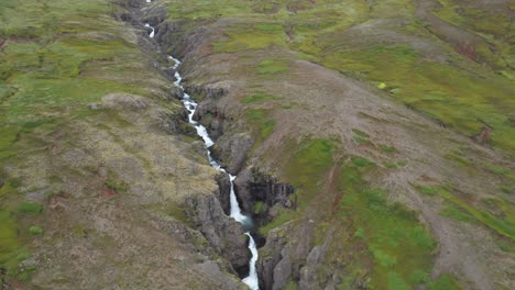 Cascadas-En-Islandia-Que-Están-Apiladas-Con-Video-De-Drones-Inclinándose-Hacia-Arriba