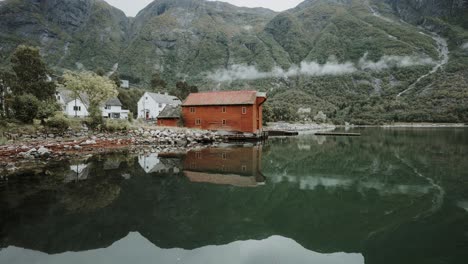 nubes que crecen y desaparecen sobre un pequeño pueblo y un fiordo en noruega