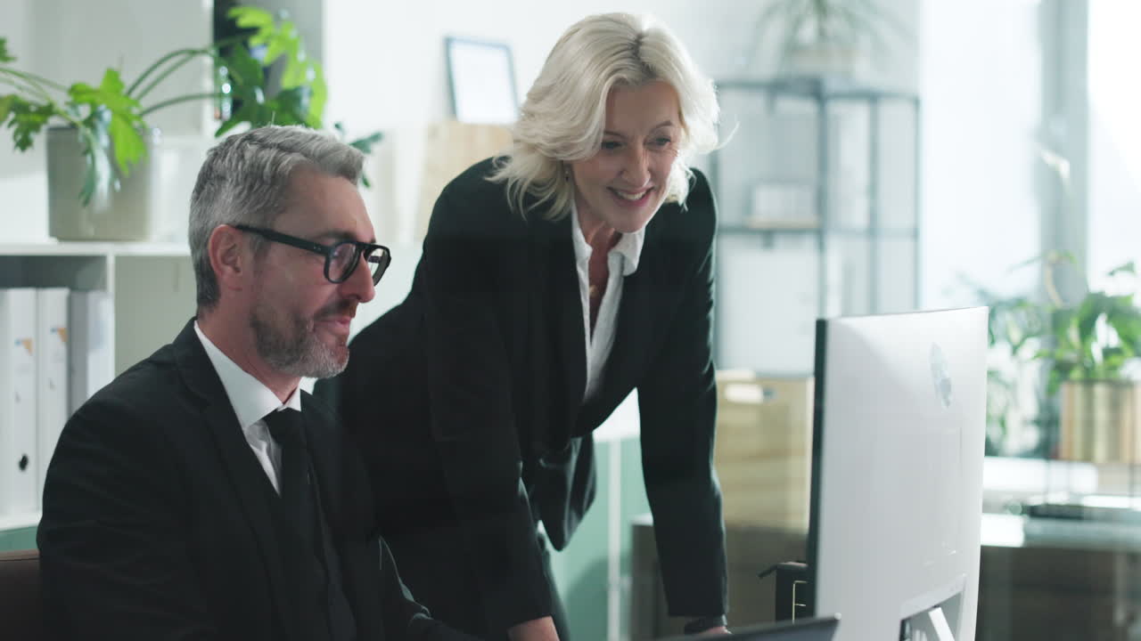 Pessoas de negócios a trabalharem juntas no escritório.